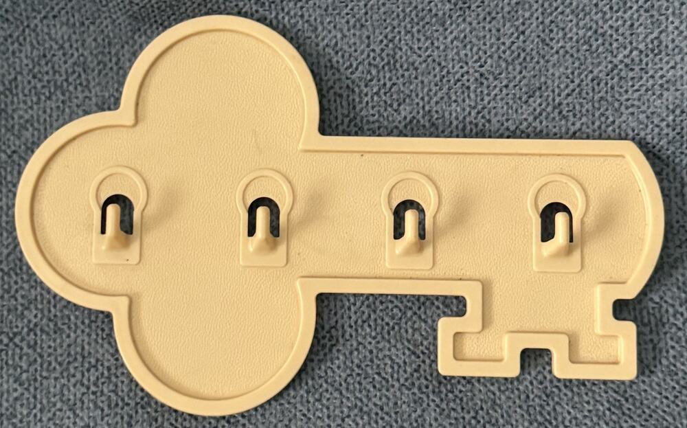 NOS vtg. Beige Tupperware Key Holder Wall Hanger Gadget Holder 1453-16